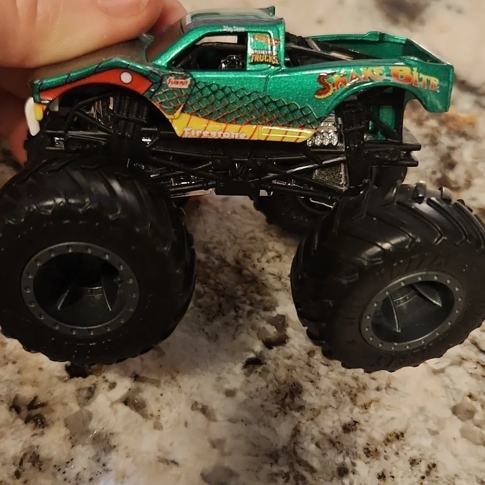 Hot Wheels Monster Trucks Fan Favorites Snake Bite 1:64 scale